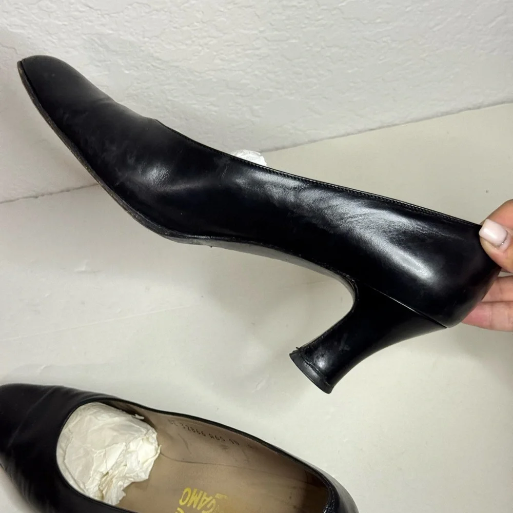 Salvatore Ferragamo Women’s Beautiful Classic 90’s Black Pump Heels Size 10